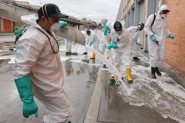 Workers and members of the security forces participate in the cleaning day of the common areas of the Corabastos market square, in Bogota, Colombia, 10 April 2020. Some 180,000 square meters of the country s main market pantry will be cleaned for 48 hours to reduce the risks of COVID-19 contagion. Washing and disinfection of the Bogota Supply Corporation !ACHTUNG: NUR REDAKTIONELLE NUTZUNG!  Copyright: xCarlosxOrtegax AME1685 20200410-637221413742319394