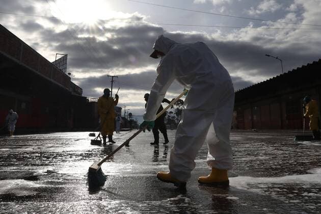 Workers and members of the security forces participate in the cleaning day of the common areas of the Corabastos market square, in Bogota, Colombia, 10 April 2020. Some 180,000 square meters of the country s main market pantry will be cleaned for 48 hours to reduce the risks of COVID-19 contagion. Washing and disinfection of the Bogota Supply Corporation !ACHTUNG: NUR REDAKTIONELLE NUTZUNG!  Copyright: xCarlosxOrtegax AME1679 20200410-637221413804507322