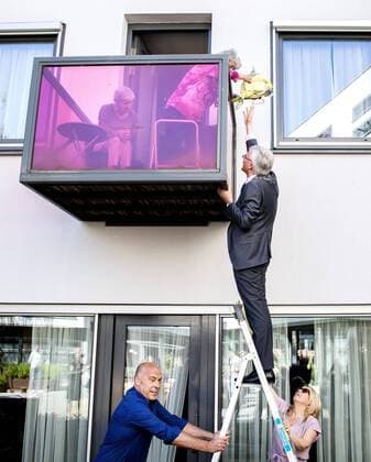 News Themen der Woche KW15 News Bilder des Tages 2020-04-10 14:12:45 TILBURG - Theo Weterings, burgemeester van Tilburg, deelt via een ladder bloemen uit aan ouderen in een verzorgingshuis. Op Goede Vrijdag deelt de sierteeltsector op 2200 locaties bloemen uit aan ouderen die vanwege de coronacrisis geen bezoek mogen ontvangen. ANP REMKO DE WAAL  Copyright: xANPx xREMKOxDExWAALx x409444945x