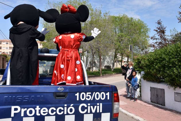 April 10, 2020, Vendrell, Spain: Civil Protection Volunteers from El Vendrell dressed as Mickey and Minnie Mouse greet people who are confined in their houses during the coronavirus crisis..Volunteers from Civil Protection of El Vendrell, two of them disguised as Disney characters, Mickey Mouse and Minnie Mouse have toured the streets of the city to cheer up the neighbours and the children who are in their homes, serving the confinement due the Covid-19 health crisis. Vendrell Spain - ZUMAs197 20200410_zaa_s197_055 Copyright: xRamonxCostax