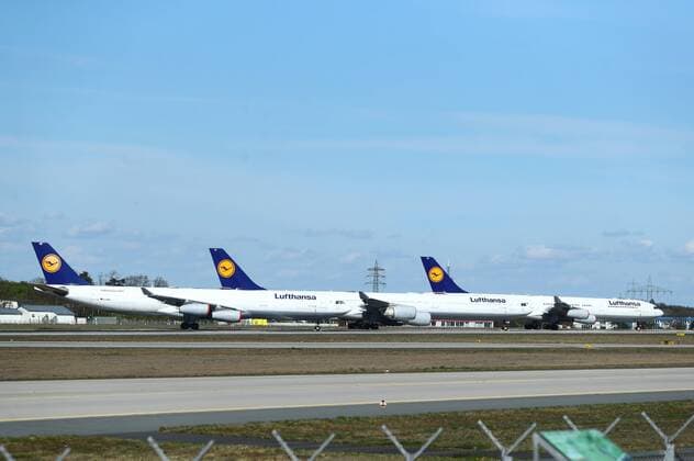 Frankfurt Corona und Flugverkehr Aufgrund der Coronakrise sind Flugzeuge der Lufthansa auf der Landebahn des Fraport Flughafen Frankfurt geparkt Corona und Flugverkehr Copyright: xWeissx Eibner-Pressefotox EP_rws