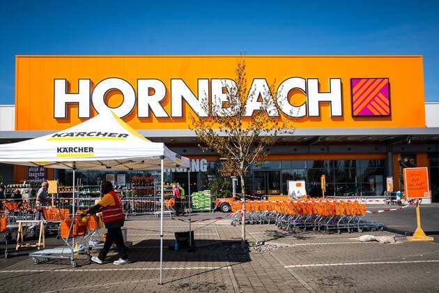 2020-04-10 12:01:07 GELEEN - Drukte bij bouwmarkt Hornbach in Geleen vanwege feestdag Goede Vrijdag. Vanwege de de gesloten winkels in Duitsland komen ook veel Duitsers over de grens winkelen. Foto: Rob Engelaar Hollandse Hoogte  Copyright: xx x409439338x