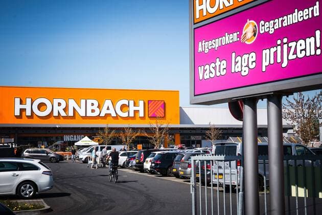 2020-04-10 12:44:14 GELEEN - Drukte bij bouwmarkt Hornbach in Geleen vanwege feestdag Goede Vrijdag. Vanwege de de gesloten winkels in Duitsland komen ook veel Duitsers over de grens winkelen. Foto: Rob Engelaar Hollandse Hoogte  Copyright: xx x409439373x