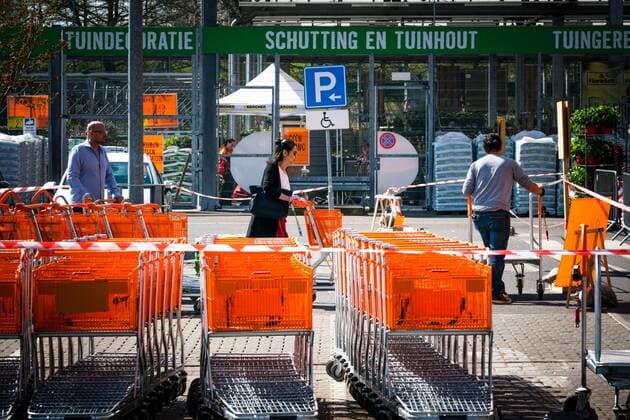 2020-04-10 12:01:51 GELEEN - Drukte bij bouwmarkt Hornbach in Geleen vanwege feestdag Goede Vrijdag. Vanwege de de gesloten winkels in Duitsland komen ook veel Duitsers over de grens winkelen. Foto: Rob Engelaar Hollandse Hoogte  Copyright: xx x409439448x