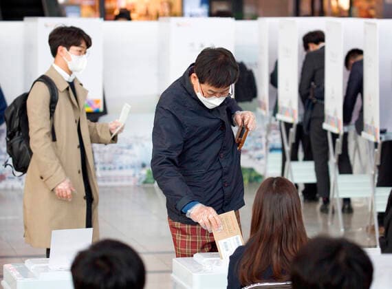 South Korea s early voting for the April 15 general elections, Apr 10, 2020 : South Korean voters cast ballots at a polling station on the first day of the two-day early voting for the April 15 general elections in Seoul, South Korea. To prevent COVID-19 coronavirus infection, voters were asked to stand at least 1 meter away from each other at polling stations. They were advised to wear face masks and were allowed to cast ballots after using hand sanitizers and putting on gloves. The quadrennial elections will fill the 300-seat unicameral National Assembly of South Korea.  (125234336)