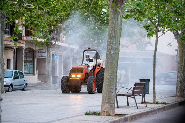 20200410 Corona Lock Down PALMA DE MALLORCA, SPAIN - APRIL 10 2020 : Tractor disinfects streets in Llucmajor in Mallorca at - Corona Lock Down on April 10, 2020 in Palma de Mallorca, . Palma de Mallorca Baleares Spain