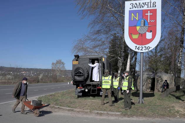 ZOLOCHIV, UKRAINE - APRIL 10, 2020 - National Guard officers man a roadblock set up on the border with Ternopil Region during the COVID-19 outbreak, Zolochiv, Lviv Region, western Ukraine. Roadblock in Zolochiv  Copyright: xMARKIIANxLYSEIKOx