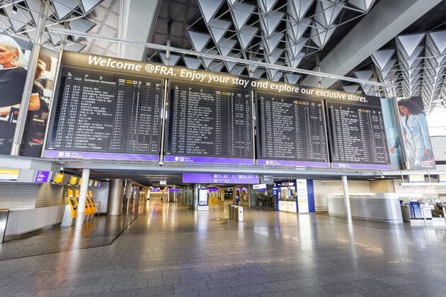 Frankfurt, Deutschland - 7. April 2020: Leeres Terminal 1 Flughafen Frankfurt FRA während des Coronavirus Corona Virus COVID-19 in Deutschland.