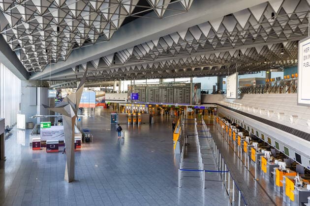 Leeres Terminal 1 Flughafen Frankfurt FRA während des Coronavirus Corona Virus COVID-19 Frankfurt, Deutschland - 7. April 2020: Leeres Terminal 1 Flughafen Frankfurt FRA während des Coronavirus Corona Virus COVID-19 in Deutschland.