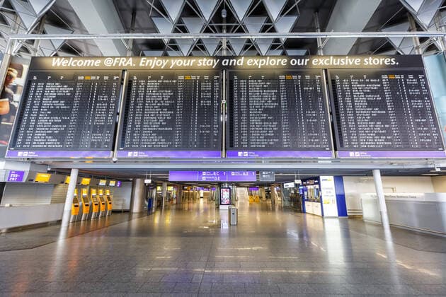 Leeres Terminal 1 Flughafen Frankfurt FRA während des Coronavirus Corona Virus COVID-19 Frankfurt, Deutschland - 7. April 2020: Leeres Terminal 1 Flughafen Frankfurt FRA während des Coronavirus Corona Virus COVID-19 in Deutschland.