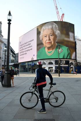 The Queen s coronavirus speech illuminated on Piccadilly Circus billboard as UK lockdown continues. Extracts from The QueenÕs Message to the Nation appear on the world-famous Piccadilly Lights in London, UK . 10 04 2020. London, United Kingdom. The Queen on Piccadilly Circus billboard.  xNilsxJorgensenx xi-Imagesx IIM-21011-0002
