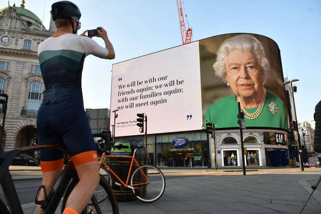 The Queen s coronavirus speech illuminated on Piccadilly Circus billboard as UK lockdown continues. Extracts from The QueenÕs Message to the Nation appear on the world-famous Piccadilly Lights in London, UK . 10 04 2020. London, United Kingdom. The Queen on Piccadilly Circus billboard.  xNilsxJorgensenx xi-Imagesx IIM-21011-0017