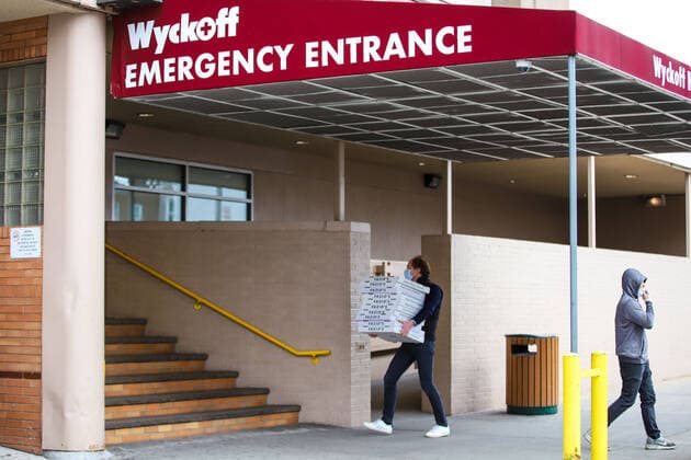 April 10, 2020, New York, NEW YORK, EUA: Movement at Wickoff Brooklyn Hospital in New York during the covid-19 coronavirus pandemic in the United States. New York USA - ZUMAc233 20200410_zsp_c233_015 Copyright: xVanessaxCarvalhox