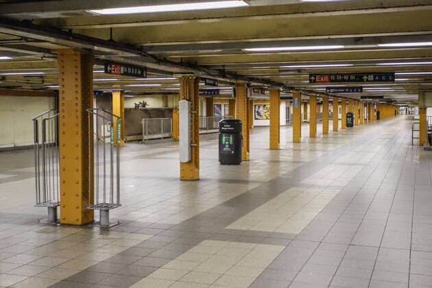 April 10, 2020, New York, NEW YORK, EUA: New York Metro is seen empty during COVID-19 coronavirus pandemic in the United States. New York USA - ZUMAc233 20200410_zsp_c233_037 Copyright: xVanessaxCarvalhox