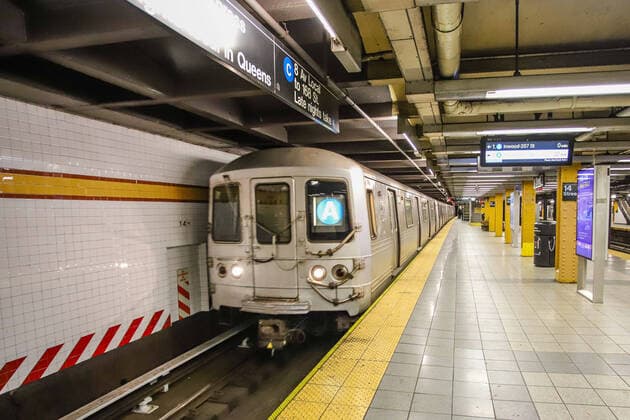 April 10, 2020, New York, NEW YORK, EUA: New York Metro is seen empty during COVID-19 coronavirus pandemic in the United States. New York USA - ZUMAc233 20200410_zsp_c233_042 Copyright: xVanessaxCarvalhox