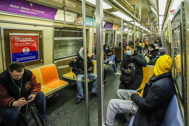 April 10, 2020, New York, NEW YORK, EUA: New York Metro is seen full during COVID-19 coronavirus pandemic in the United States. New York USA - ZUMAc233 20200410_zsp_c233_046 Copyright: xVanessaxCarvalhox