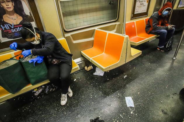 April 10, 2020, New York, NEW YORK, EUA: New York Metro is seen with a lot of trash during the COVID-19 coronavirus pandemic in the United States. 19 New York USA - ZUMAc233 20200410_zsp_c233_052 Copyright: xVanessaxCarvalhox