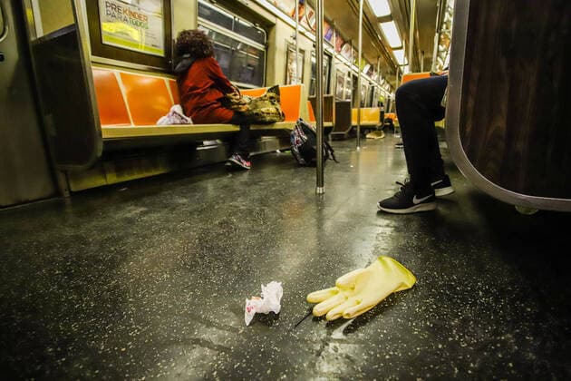April 10, 2020, New York, NEW YORK, EUA: New York Metro is seen with a lot of trash during the COVID-19 coronavirus pandemic in the United States. 19 New York USA - ZUMAc233 20200410_zsp_c233_054 Copyright: xVanessaxCarvalhox