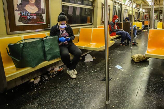 April 10, 2020, New York, NEW YORK, EUA: New York Metro is seen with a lot of trash during the COVID-19 coronavirus pandemic in the United States. 19 New York USA - ZUMAc233 20200410_zsp_c233_062 Copyright: xVanessaxCarvalhox