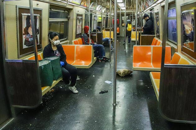 April 10, 2020, New York, NEW YORK, EUA: New York Metro is seen with a lot of trash during the COVID-19 coronavirus pandemic in the United States. 19 New York USA - ZUMAc233 20200410_zsp_c233_065 Copyright: xVanessaxCarvalhox