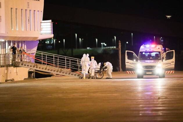 Uruguayan medical personnel begin the evacuation process of 112 passengers from the Greg Mortimer ship in the port of Montevideo, Uruguay, 10 April 2020. The Chancellery and the Ministry of Public Health (MSP) of Uruguay are carrying out the evacuation of 112 Australian and New Zealand passengers from the ship Greg Mortimer, with most of its people on board affected by COVID-19, with a view to their repatriation to Australia. Uruguayan Foreign Minister Ernesto Talvi confirmed that the rest of the cruise ship s occupants will remain in quarantine on the ship. The Australian ship with infected by COVID-19 docks in the port of Montevideo !ACHTUNG: NUR REDAKTIONELLE NUTZUNG!  Copyright: xRaúlxMartínezx AME1909 20200411-637221696186190942