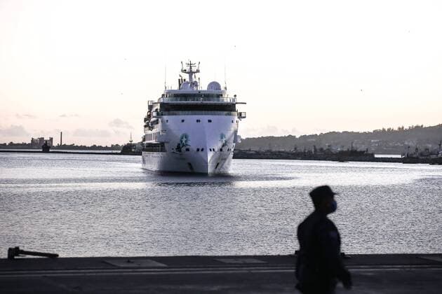 View of the Greg Mortimer ship during its arrival at the port of Montevideo, Uruguay, 10 April 2020. The Chancellery and the Ministry of Public Health (MSP) of Uruguay are carrying out the evacuation of 112 Australian and New Zealand passengers from the ship Greg Mortimer, with most of its people on board affected by COVID-19, with a view to their repatriation to Australia. Uruguayan Foreign Minister Ernesto Talvi confirmed that the rest of the cruise ship s occupants will remain in quarantine on the ship. The Australian ship with infected by COVID-19 docks in the port of Montevideo !ACHTUNG: NUR REDAKTIONELLE NUTZUNG!  Copyright: xRaúlxMartínezx AME1878 20200411-637221697448669442