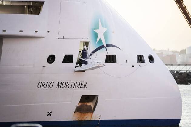 View of the Greg Mortimer ship during its arrival at the port of Montevideo, Uruguay, 10 April 2020. The Chancellery and the Ministry of Public Health (MSP) of Uruguay are carrying out the evacuation of 112 Australian and New Zealand passengers from the ship Greg Mortimer, with most of its people on board affected by COVID-19, with a view to their repatriation to Australia. Uruguayan Foreign Minister Ernesto Talvi confirmed that the rest of the cruise ship s occupants will remain in quarantine on the ship. The Australian ship with infected by COVID-19 docks in the port of Montevideo !ACHTUNG: NUR REDAKTIONELLE NUTZUNG!  Copyright: xRaúlxMartínezx AME1874 20200411-637221697490075965