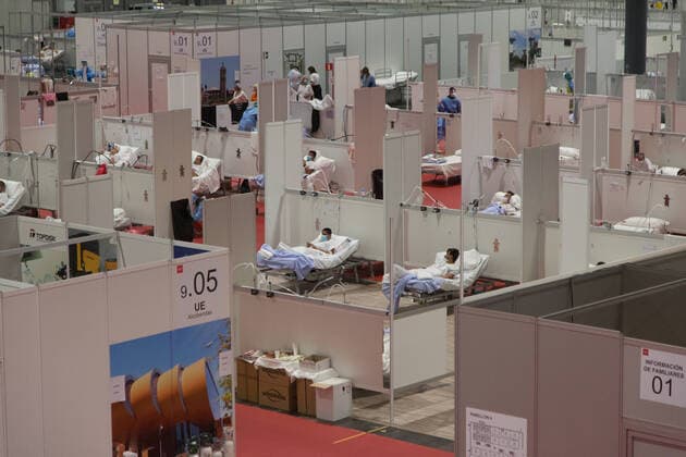 News Bilder des Tages Spain: Field Hospital at IFEMA for COVID-19 patients The interior of the IFEMA Field Hospital in Madrid, with dozens of Covid-19 patients. Madrid Madrid Spain Copyright: FerxCapdeponxArroyo