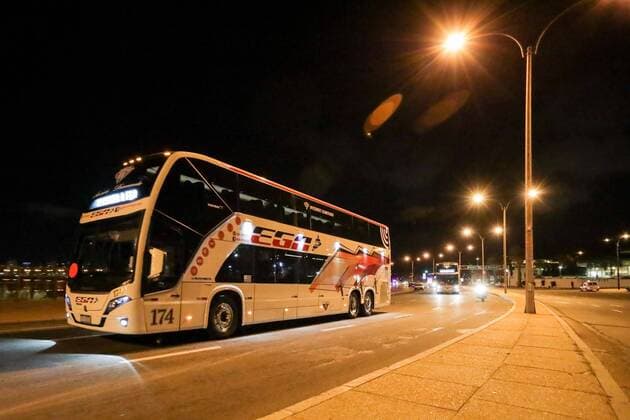Photograph of the buses that transport the evacuated passengers of the Greg Mortimer ship, heading to Carrasco airport, in Montevideo, Uruguay, 10 April 2020. The Chancellery and the Ministry of Public Health (MSP) of Uruguay are carrying out the evacuation of 112 Australian and New Zealand passengers from the ship Greg Mortimer, with most of its people on board affected by COVID-19, with a view to their repatriation to Australia. Uruguayan Foreign Minister Ernesto Talvi confirmed that the rest of the cruise ship s occupants will remain in quarantine on the ship. The Australian ship with infected by COVID-19 docks in the port of Montevideo !ACHTUNG: NUR REDAKTIONELLE NUTZUNG!  Copyright: xRaúlxMartínezx AME1932 20200411-637221780645610885