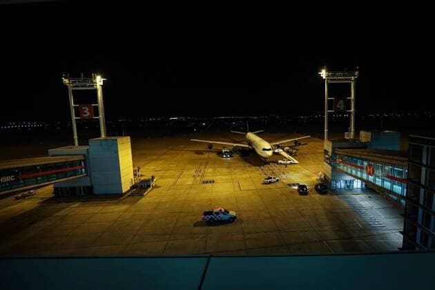 Photograph of the plane that will transfer to Australia on a repatriation flight to the 112 passengers evacuated from the Australian ship Greg Mortimer, most of them affected by COVID-19, at the Carrasco International Airport, outside Montevideo, Uruguay, 10 April 2020. Repatriation flight of the passengers of an Australian ship evacuated in Montevideo !ACHTUNG: NUR REDAKTIONELLE NUTZUNG!  Copyright: xFedericoxAnfittix AME1936 20200411-637221820221344527