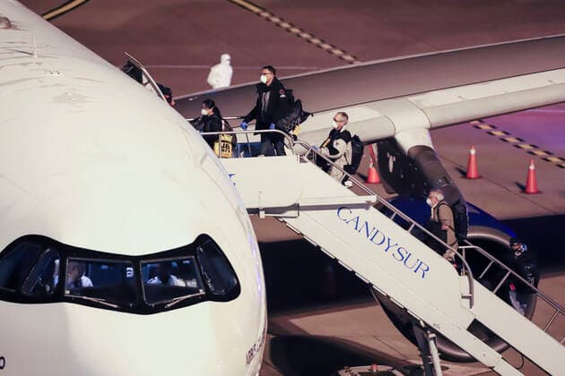 April 11, 2020, Montevideo, Montevideo, Uruguay: Australian and New Zealander passengers from Australian cruise ship Greg Mortimer board an Airbus A340-300 aircraft for their repatriation at the airport in Montevideo, Montevideo Uruguay - ZUMAz106 20200411_zip_z106_002 Copyright: xMauricioxZinax