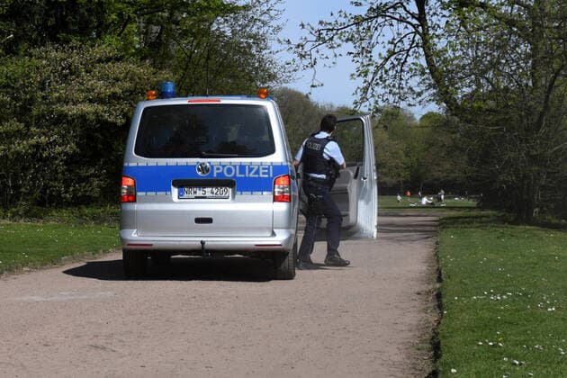 Gelsenkirchen 10.04.2020, NRW, Coronavirus Ausgangsbeschraenkung, Kontaktbeschraenkung Gelsenkirchener Polizei bei Corona Kontrollen rund um den Berger See. 10.04.2020, NRW, Coronavirus Ausgangsbeschraenkung, Kontaktbeschraenkung Copyright: xThomasxThienelx Eibner-Pressefotox EP_ttl