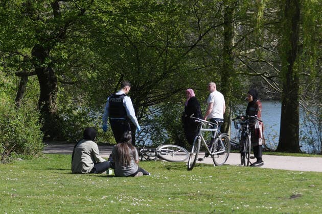 Gelsenkirchen 10.04.2020, NRW, Coronavirus Ausgangsbeschraenkung, Kontaktbeschraenkung Gelsenkirchener Polizist loest eine verbotene Gruepchenbildung von fuenf Personen auf. 10.04.2020, NRW, Coronavirus Ausgangsbeschraenkung, Kontaktbeschraenkung Copyright: xThomasxThienelx Eibner-Pressefotox EP_ttl