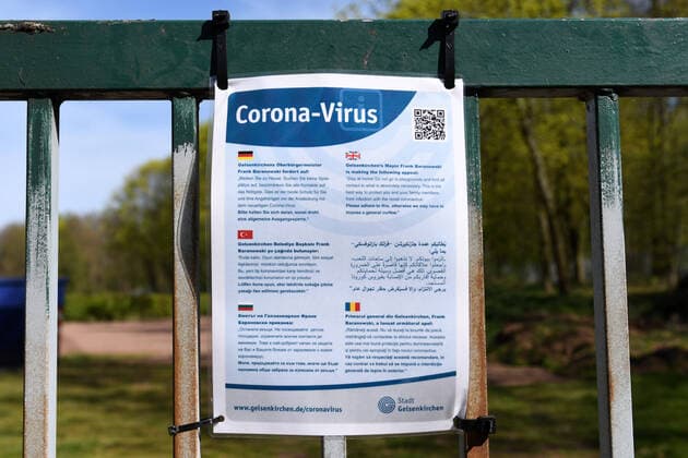 Gelsenkirchen 10.04.2020, NRW, Coronavirus Ausgangsbeschraenkung, Kontaktbeschraenkung Schild der Stadt Gelsenkirchen mit Verhaltensregeln in verschiedenen Sprachen in der Zeit des Corona Virus Pandemie. 10.04.2020, NRW, Coronavirus Ausgangsbeschraenkung, Kontaktbeschraenkung Copyright: xThomasxThienelx Eibner-Pressefotox EP_ttl