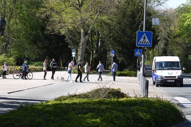 Gelsenkirchen 10.04.2020, NRW, Coronavirus Ausgangsbeschraenkung, Kontaktbeschraenkung Eiswagen verkauft Eis am Strassenrand waehrend der Zeit der Corona Pandemie. Der Sicherheitsabstand wird offensichtlich eingalten. 10.04.2020, NRW, Coronavirus Ausgangsbeschraenkung, Kontaktbeschraenkung Copyright: xThomasxThienelx Eibner-Pressefotox EP_ttl