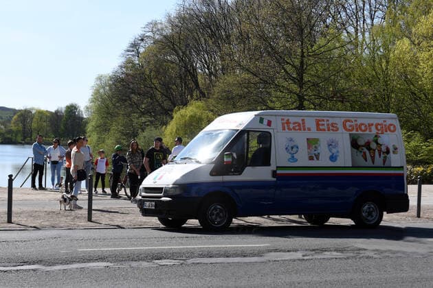 Gelsenkirchen 10.04.2020, NRW, Coronavirus Ausgangsbeschraenkung, Kontaktbeschraenkung Eiswagen verkauft Eis am Strassenrand waehrend der Zeit der Corona Pandemie. Der Sicherheitsabstand wird offensichtlich eingalten. 10.04.2020, NRW, Coronavirus Ausgangsbeschraenkung, Kontaktbeschraenkung Copyright: xThomasxThienelx Eibner-Pressefotox EP_ttl