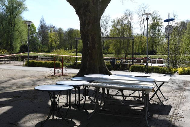 Gelsenkirchen 10.04.2020, NRW, Coronavirus Ausgangsbeschraenkung, Kontaktbeschraenkung Der Biergarten am Fontaenenteich bei Schloss Berge in Gelsenkirchen bleibt aufgrund der aktuellen Lage geschlossen. Die Siztmoeglichkeiten wurden mit Flatterband abgesperrt. 10.04.2020, NRW, Coronavirus Ausgangsbeschraenkung, Kontaktbeschraenkung Copyright: xThomasxThienelx Eibner-Pressefotox EP_ttl