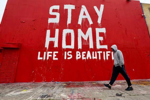 Bilder des Jahres 2020, News 04 April News Themen der Woche KW15 (200411) -- LOS ANGELES, April 11, 2020 (Xinhua) -- A man walks past an epidemic themed mural in downtown Los Angeles, the United States, April 10, 2020. Los Angeles Mayor Eric Garcetti s call to wear masks in public to slow the spread of the coronavirus was enforced to be a mandate from midnight of Friday, under which all non-medical essential workers and customers at businesses in the second largest city of the United States were required to cover their faces. (Xinhua) U.S.-LOS ANGELES-MASK-COVID-19 