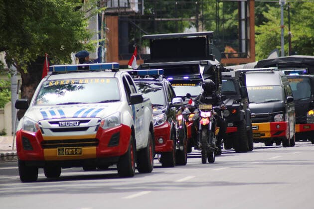 Indonesia: Police Patrol during the Covid-19 outbreak The South Sulawesi Regional Police Mobile Brigade took to the streets to march using tactical vehicles to urge residents not to gather and conduct social distancing or return home if there were no urgent activities. The appeal was made to prevent the spread of the corona virus (Covid-19) which is now increasingly widespread in Indonesia. Residents are also asked to wear masks when they are outside the home. Makassar South Sulawesi Indonesia Copyright: HerwinxBahar
