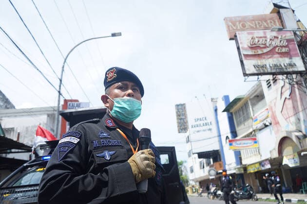 Indonesia: Police Patrol during the Covid-19 outbreak The South Sulawesi Regional Police Mobile Brigade took to the streets to patrol using tactical vehicles to urge residents not to gather and conduct social distancing or return home if there were no urgent activities. The appeal was made to prevent the spread of the corona virus (Covid-19) which is now increasingly widespread in Indonesia. Residents are also asked to wear masks when they are outside the home. Makassar South Sulawesi Indonesia Copyright: HerwinxBahar