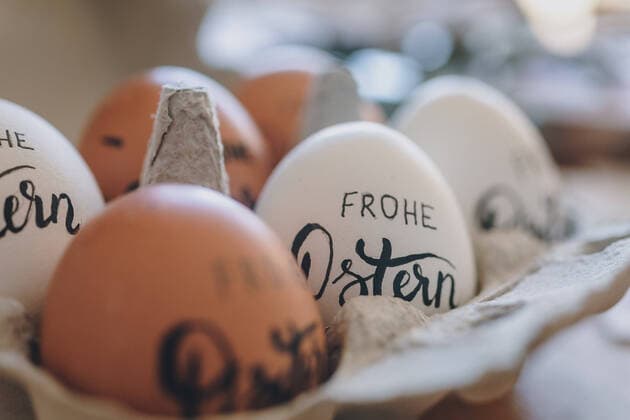 Kaprun THEMENBILD - Ostereier, mit einem schwarzen Stift beschriftet und verziert, liegen in einer Eierschachtel, aufgenommen am 10. April 2020, Oesterreich Easter eggs, labeled and decorated with a black pencil, lie in an egg box, Austria on 2020 04 10. *** Kaprun THEMENBILD Easter eggs, labeled and decorated with a black pencil, lie in an egg box, recorded on 10 April 2020, Austria Easter eggs, labeled and decorated with a black pencil, lie in an egg box, Austria on 2020 04 10  EP_fei  