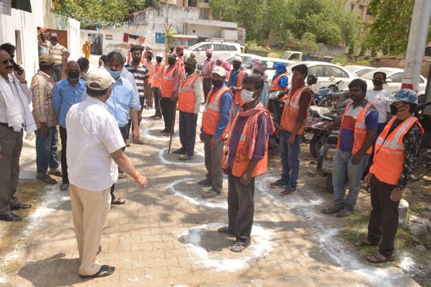 April 11, 2020, Prayagraj, Uttar Pradesh, India: Prayagraj: People felicitate municipal corporation workers during a government-imposed nationwide lockdown as a preventive measure against the COVID-19 coronavirus, in Allahabad on Saturday, April 11,2020. Prayagraj India - ZUMAv115 20200411_zap_v115_005 Copyright: xPrabhatxKumarxVermax