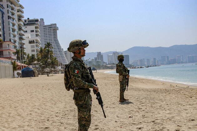(200411) -- ACAPULCO, April 11, 2020 -- Soldiers stand guard on a closed beach in Acapulco, Mexico, April 10, 2020. (Photo by Xinhua) MEXICO-ACAPULCO-BEACH-CLOSURE FRANYELIxGARCIA 