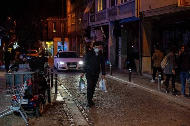 April 10, 2020: Citizens seen rushing into bakeries and supermarkets hours before the two days curfew at midnight on Friday, April 10, in Istanbul, TURKEY. In order to prevent new type coronavirus pandemic, the Ministry of Interior has decided to take additional measures. In this context, curfews will be imposed for 48 hours in 31 provinces with metropolitan status from April,10th midnight. Total number of registered cases in country reaches 47,029 as 4,747 more people test positive for virus. Turkey confirmed that 98 more people died from the coronavirus in the country over the past 24 hours, bringing the death toll to 1,006, on April,10 2020. - ZUMAi72_ 20200410_znp_i72_014 Copyright: xTolgaxIldunx