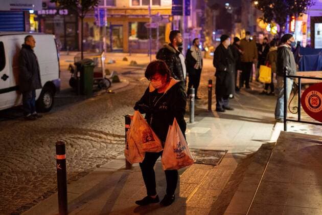 April 10, 2020: Citizens seen rushing into bakeries and supermarkets hours before the two days curfew at midnight on Friday, April 10, in Istanbul, TURKEY. In order to prevent new type coronavirus pandemic, the Ministry of Interior has decided to take additional measures. In this context, curfews will be imposed for 48 hours in 31 provinces with metropolitan status from April,10th midnight. Total number of registered cases in country reaches 47,029 as 4,747 more people test positive for virus. Turkey confirmed that 98 more people died from the coronavirus in the country over the past 24 hours, bringing the death toll to 1,006, on April,10 2020. - ZUMAi72_ 20200410_znp_i72_015 Copyright: xTolgaxIldunx