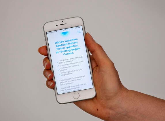 11.04.2020, Coronavirus-App auf einem Smartphone. Die Datenspende-App vom Robert Koch Institut (RKI) auf einem iphone installiert, übermittelt Gesundheits und Aktivitätsdaten zur schnelleren Eindämmung der Pandemie. 11.04.2020, Coronavirus-App auf des RKI dem Smartphone 11.04.2020, Coronavirus-App auf des RKI dem Smartphone