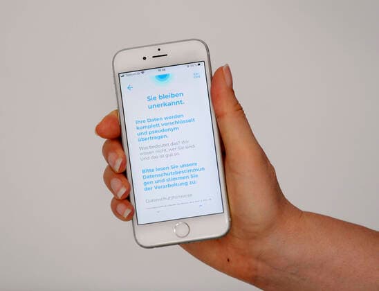 11.04.2020, Coronavirus-App auf einem Smartphone. Die Datenspende-App vom Robert Koch Institut (RKI) auf einem iphone installiert, übermittelt Gesundheits und Aktivitätsdaten zur schnelleren Eindämmung der Pandemie. Sie bleiben Unerkannt! Ihre Daten werden komplett verschlüsselt und pseudonym übertragen. 11.04.2020, Coronavirus-App auf des RKI dem Smartphone 11.04.2020, Coronavirus-App auf des RKI dem Smartphone