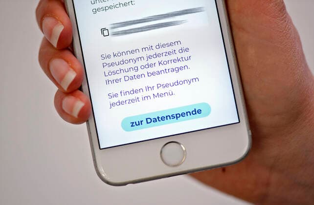 11.04.2020, Coronavirus-App auf einem Smartphone. Die Datenspende-App vom Robert Koch Institut (RKI) auf einem iphone installiert, übermittelt Gesundheits und Aktivitätsdaten zur schnelleren Eindämmung der Pandemie. Zur Datenspende steht auf dem Bildschirm. 11.04.2020, Coronavirus-App auf des RKI dem Smartphone 11.04.2020, Coronavirus-App auf des RKI dem Smartphone