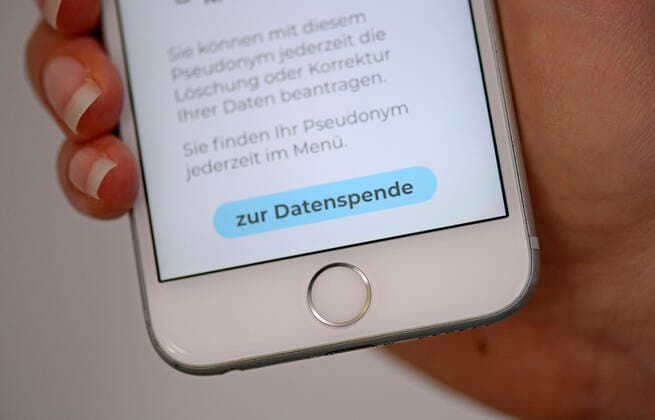 11.04.2020, Coronavirus-App auf einem Smartphone. Die Datenspende-App vom Robert Koch Institut (RKI) auf einem iphone installiert, übermittelt Gesundheits und Aktivitätsdaten zur schnelleren Eindämmung der Pandemie. Zur Datenspende steht auf dem Bildschirm. 11.04.2020, Coronavirus-App auf des RKI dem Smartphone 11.04.2020, Coronavirus-App auf des RKI dem Smartphone