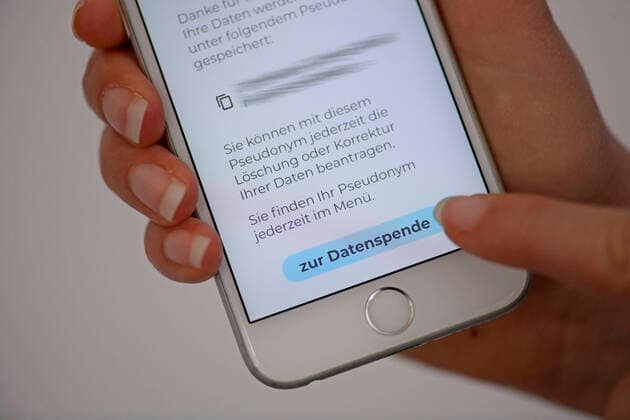 11.04.2020, Coronavirus-App auf einem Smartphone. Die Datenspende-App vom Robert Koch Institut (RKI) auf einem iphone installiert, übermittelt Gesundheits und Aktivitätsdaten zur schnelleren Eindämmung der Pandemie. Button zur Datenspende. 11.04.2020, Coronavirus-App auf des RKI dem Smartphone 11.04.2020, Coronavirus-App auf des RKI dem Smartphone